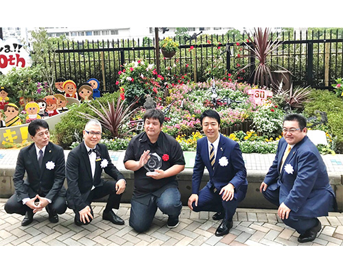 福岡PayPayドームにてホークスガーデニングコンテスト受賞者と石原氏（左から２番目）、髙島市長（右から２番目）